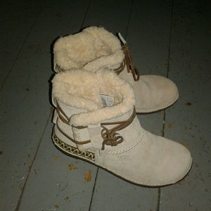 UGGS ANKLE BOOTS
